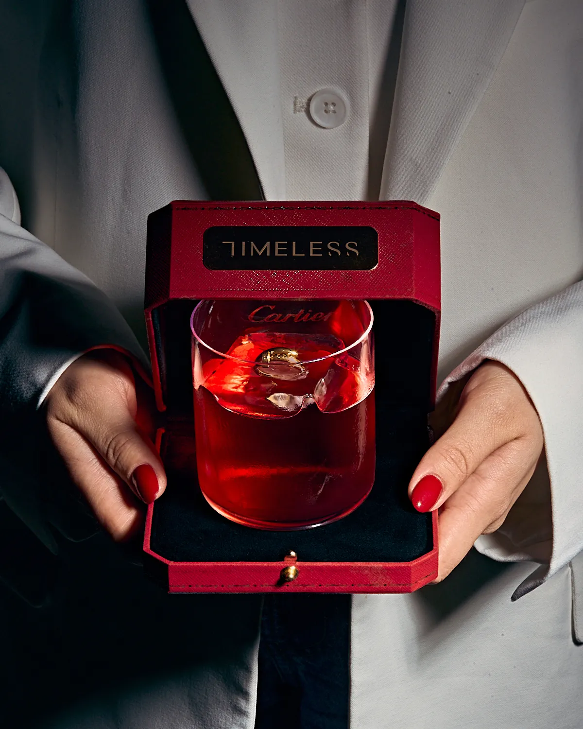 Коктейль Rouge или кольцо-гвоздь от Cartier?